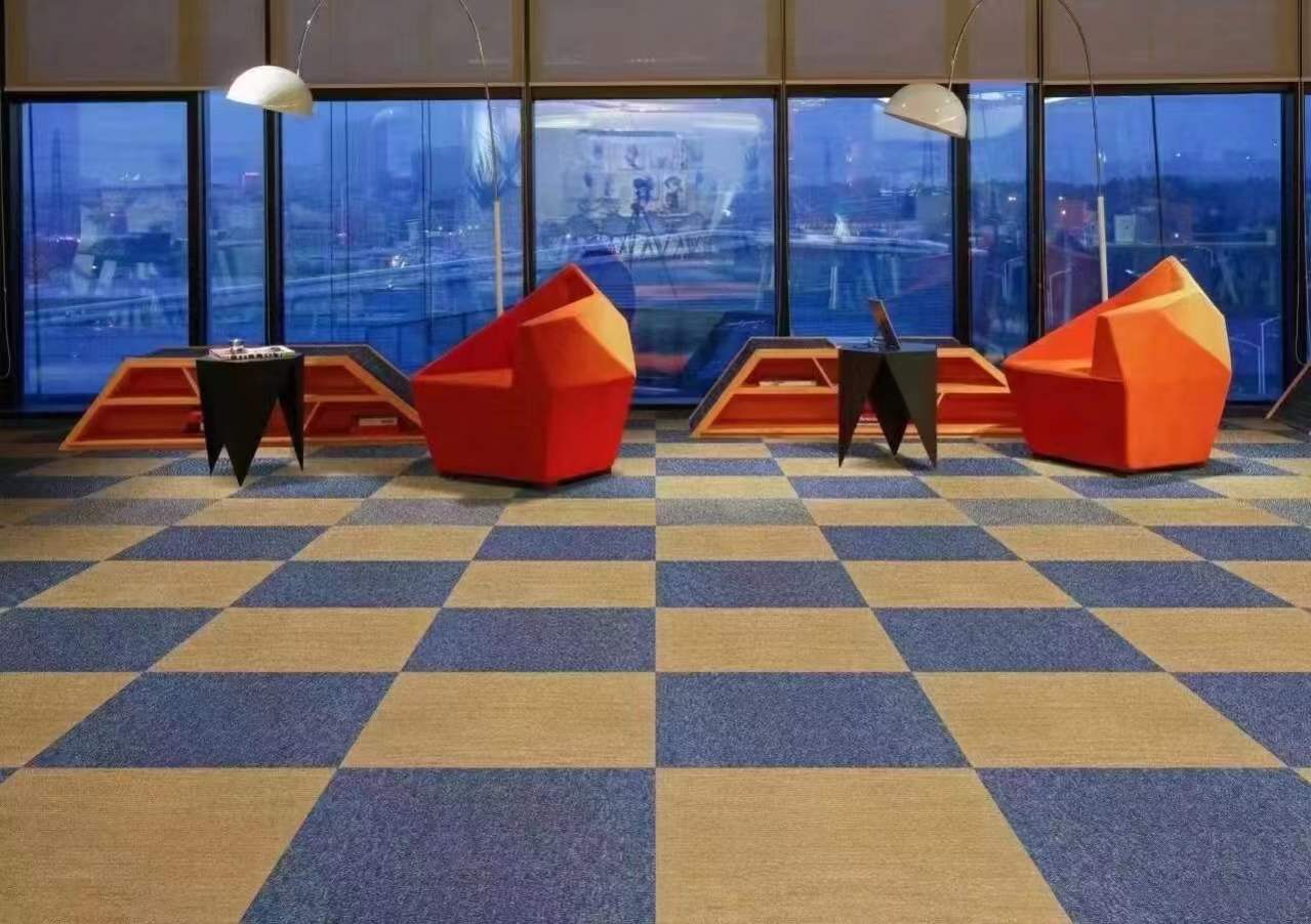 Azulejos de alfombra negros reciclables para sala de estar