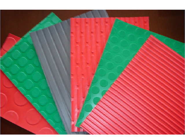 Suelos de PVC antideslizantes impermeables baratos con mejores ventas/suelos de garaje de plástico de PVC para interiores y exteriores
